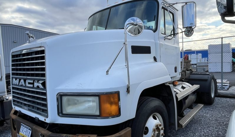 
								Used 2001 Mack 600 Day Cab in Lebanon Pensilvania full									