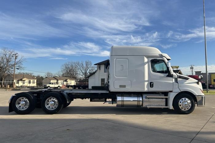 
								Used 2023 Freightliner Cascadia Sleeper in Irving Texas full									