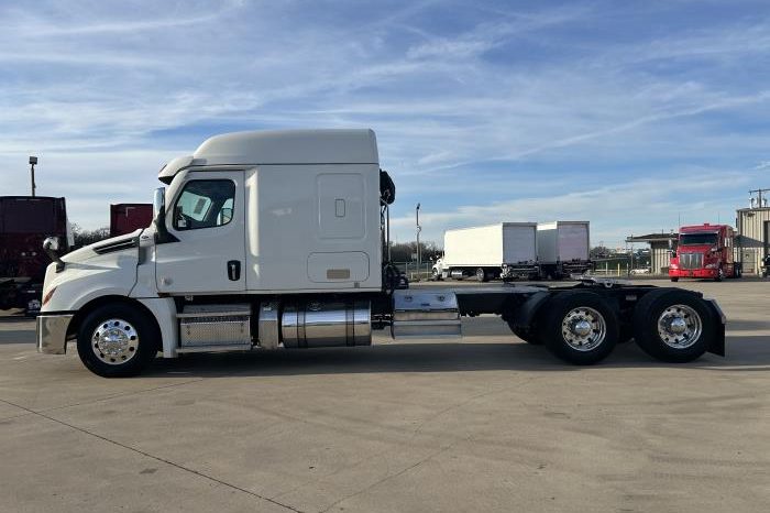 
								Used 2023 Freightliner Cascadia Sleeper in Irving Texas full									