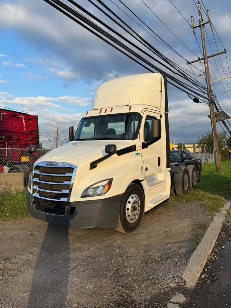 
								New 2020 Freightliner Cascadia Day Cab in Linden New Jersey full									