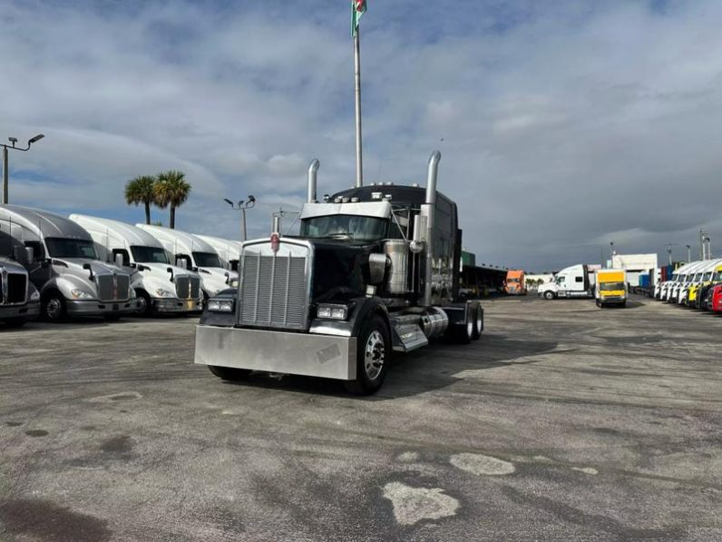 
								Used 2019 Kenworth W900L Sleeper in Miami Florida full									