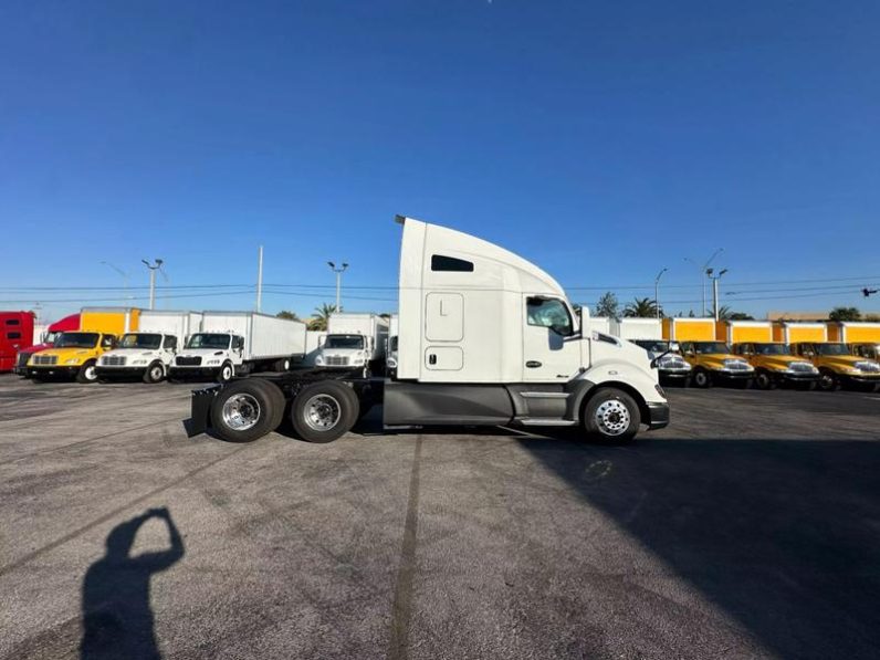 
								Used 2021 Kenworth T680 Sleeper in Miami Florida full									