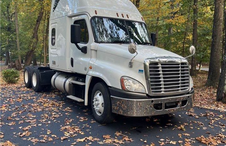 
								Used 2017 Freightliner Cascadia 125 Sleeper in Millstone Township New Jersey full									