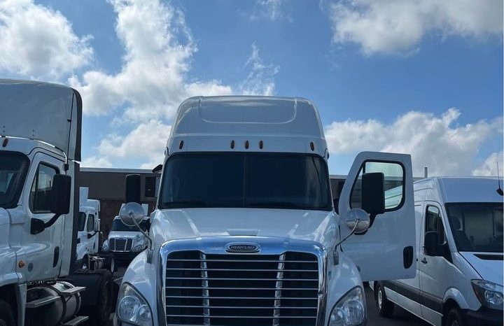 
								Used 2017 Freightliner Cascadia 125 Sleeper in Millstone Township New Jersey full									