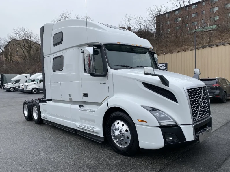
								Used 2023 Volvo VNL64T860 Sleeper in North Bergen New Jersey full									