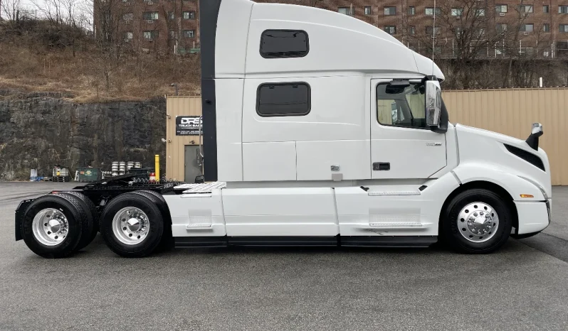 
								Used 2023 Volvo VNL64T860 Sleeper in North Bergen New Jersey full									