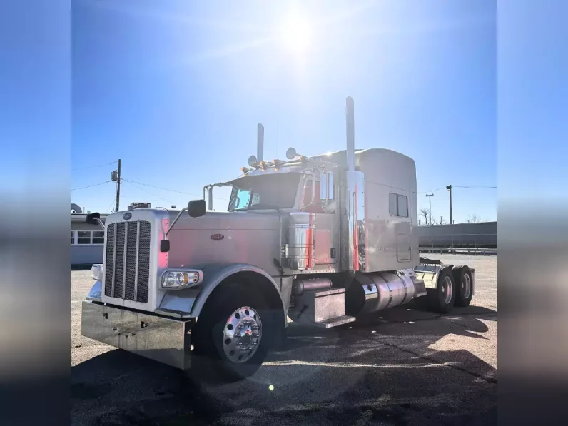 
								Used 2017 Peterbilt 389 Sleeper in Hazelwood Missouri full									