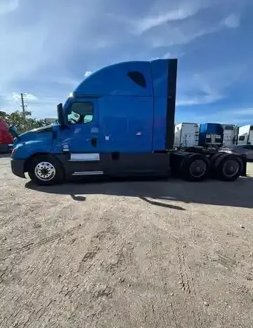 
								Used 2021 Freightliner Cascadia Sleeper in Miami Florida full									