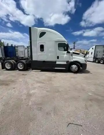 
								Used 2019 Freightliner Cascadia 126 Sleeper in Miami Florida full									