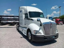 Used 2018 Kenworth T680 Sleeper in Dupo Illinois