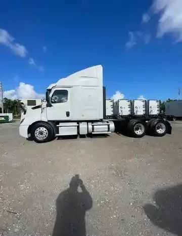 
								Used 2019 Freightliner CASCADIA 116 Sleeper in Miami Florida full									