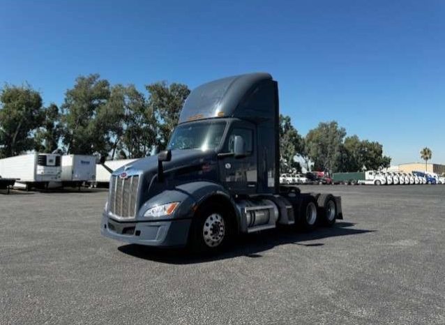 
								Used 2022 Peterbilt 579 Day Cab in Fontana California full									