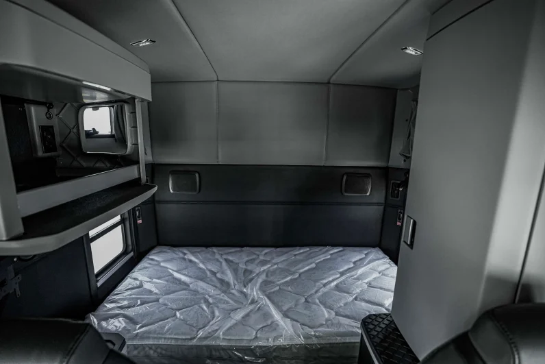 
								New 2025 Kenworth T680 Sleeper in Tolleson Arizona full									