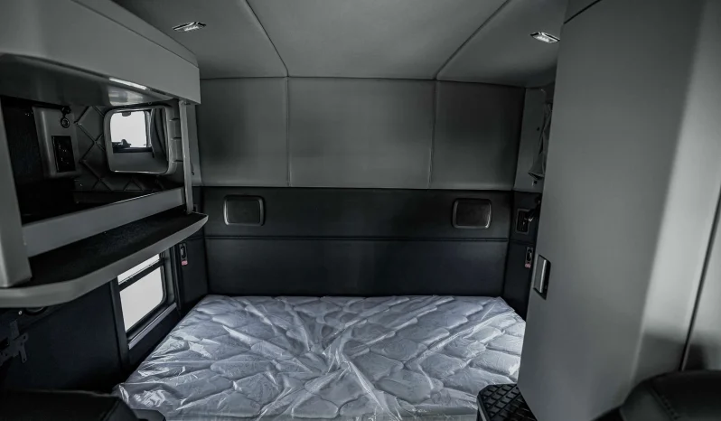 
								New 2025 Kenworth T680 Sleeper in Tolleson Arizona full									