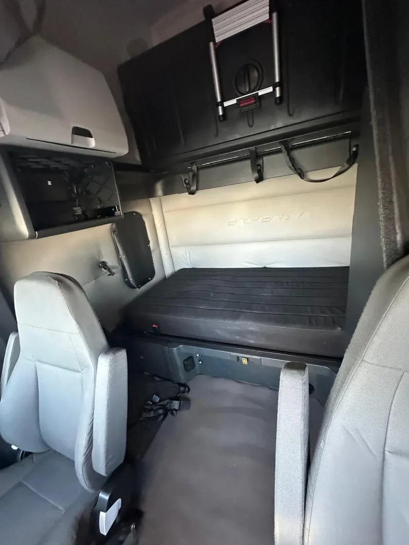 
								Used 2020 Freightliner Cascadia Sleeper in Hialeah Florida full									