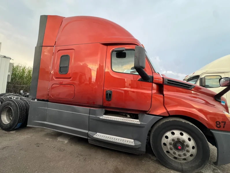 
								Used 2019 Freightliner Cascadia Sleeper in Hialeah Florida full									