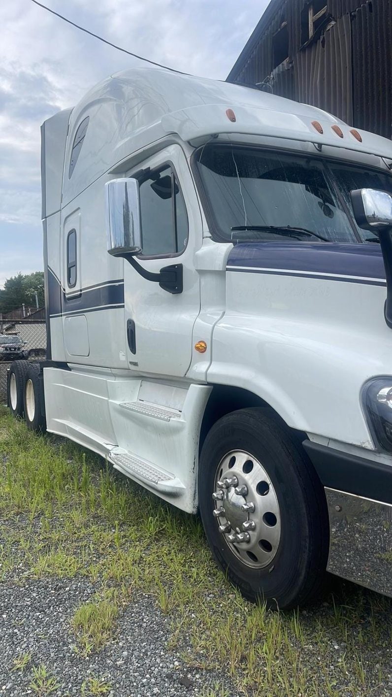 
								Used 2017 Freightliner Cascadia Sleeper in Linden New Jersey full									