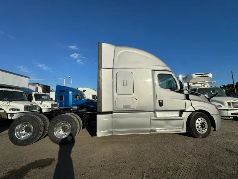 
								Used 2019 Freightliner Cascadia Sleeper in Hialeah Florida full									