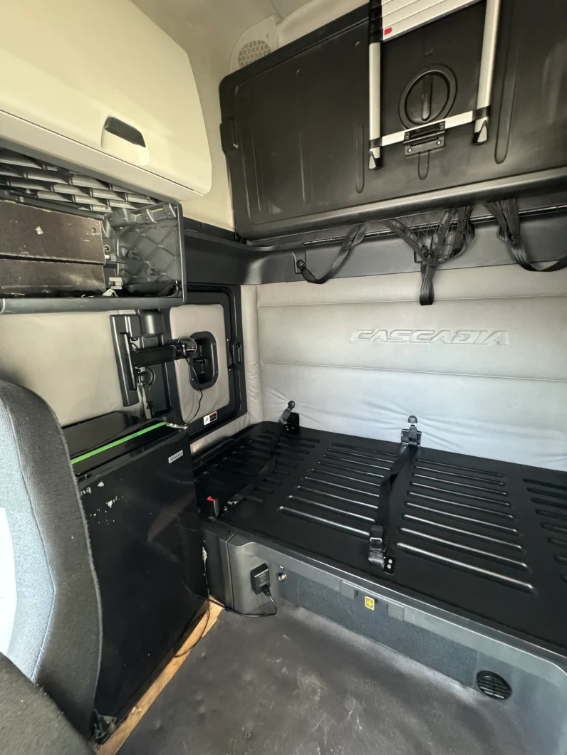 
								Used 2019 Freightliner Cascadia Sleeper in Hialeah Florida full									