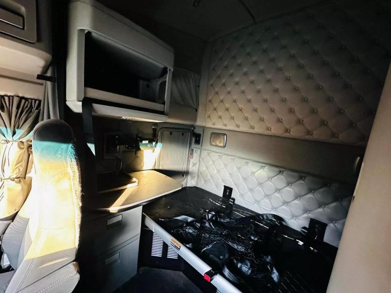 
								Used 2018 Kenworth T600 Sleeper in Linden New Jersey full									