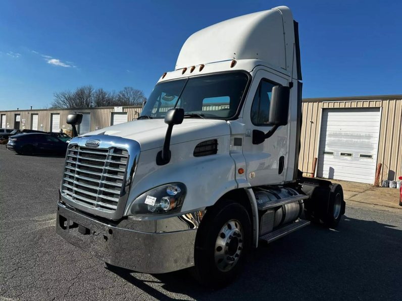 
								Used 2017 Freightliner Cascadia Day Cab in Linden New Jersey full									