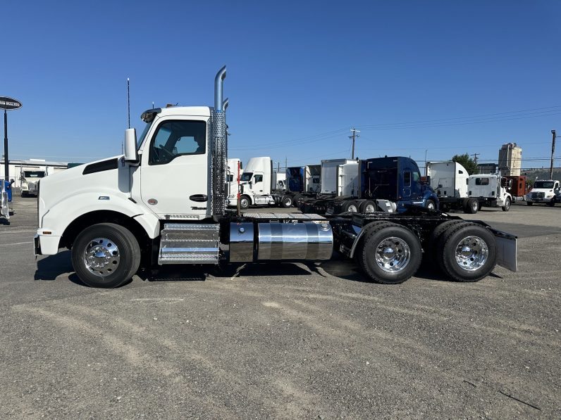 
								New 2025 Kenworth T880 Day Cab in Spokane Washington full									