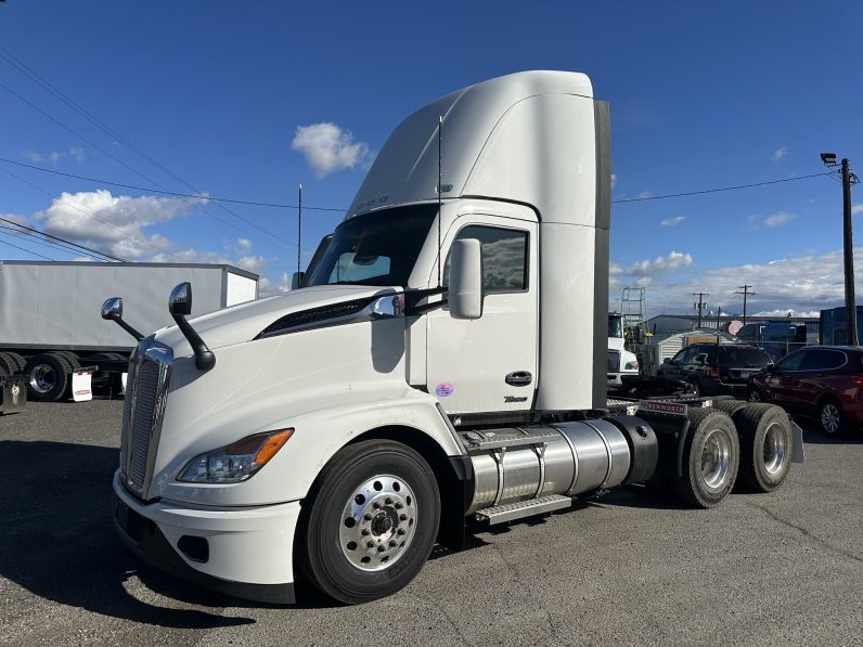 
								New 2025 Kenworth T680 Day Cab in Spokane Washington full									