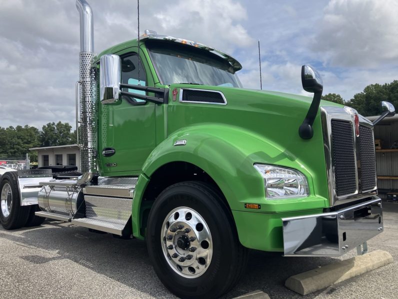 
								New 2025 Kenworth T880 Day Cab in Richmond Virginia full									