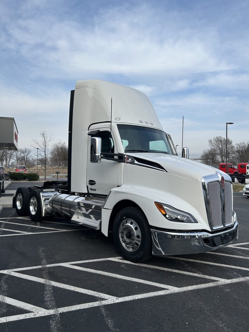 
								New 2025 Kenworth T680 Day Cab in Hagerstown Virginia full									