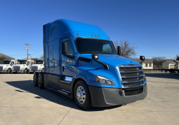 Used 2021 Freightliner Cascadia Sleeper in Irving Texas