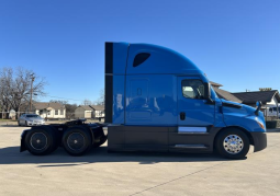 Used 2021 Freightliner Cascadia Sleeper in Irving Texas