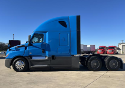 Used 2021 Freightliner Cascadia Sleeper in Irving Texas