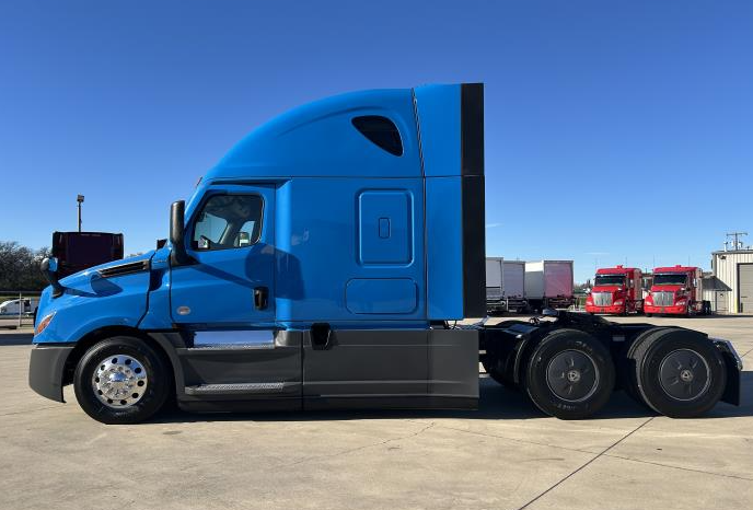 
								Used 2021 Freightliner Cascadia Sleeper in Irving Texas full									