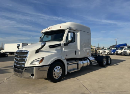 Used 2023 Freightliner Cascadia Sleeper in Irving Texas