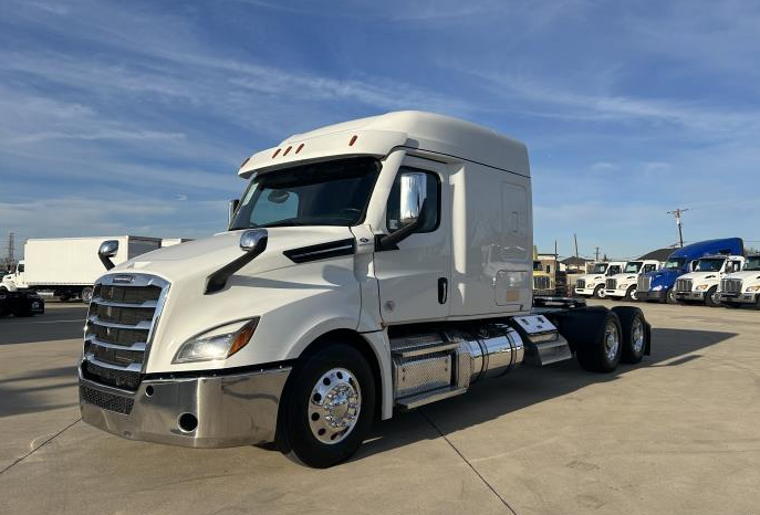 
								Used 2023 Freightliner Cascadia Sleeper in Irving Texas full									