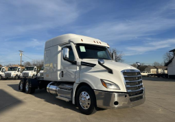 Used 2023 Freightliner Cascadia Sleeper in Irving Texas