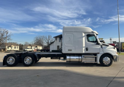 Used 2023 Freightliner Cascadia Sleeper in Irving Texas