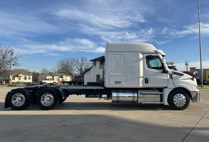 
								Used 2023 Freightliner Cascadia Sleeper in Irving Texas full									