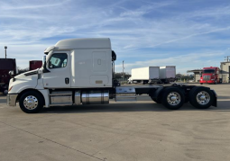 Used 2023 Freightliner Cascadia Sleeper in Irving Texas