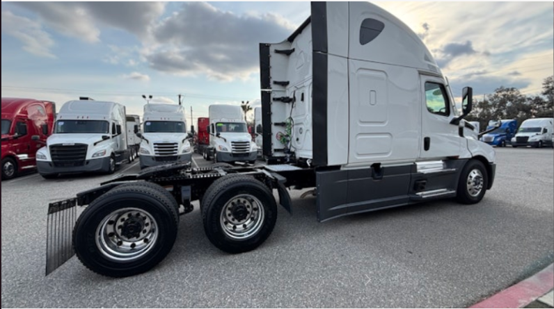 
								Used 2022 Freightliner Cascadia 126 Sleeper in Houston Texas full									