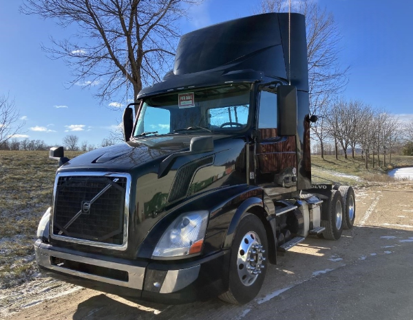 
								Used 2016 Volvo VNL64T300 Day Cab in Arcadia Wisconsin full									