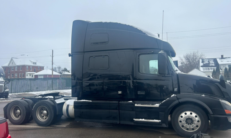 
								Used 2016 Volvo VNL64T780 Sleeper in Arcadia Wisconsin full									