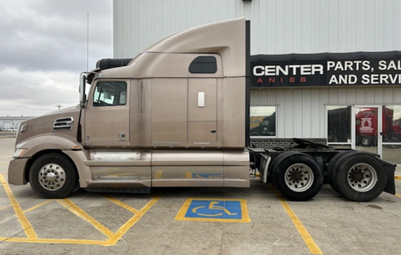 
								Used 2016 Western Star 5700XE Sleeper in Omaha Iowa full									