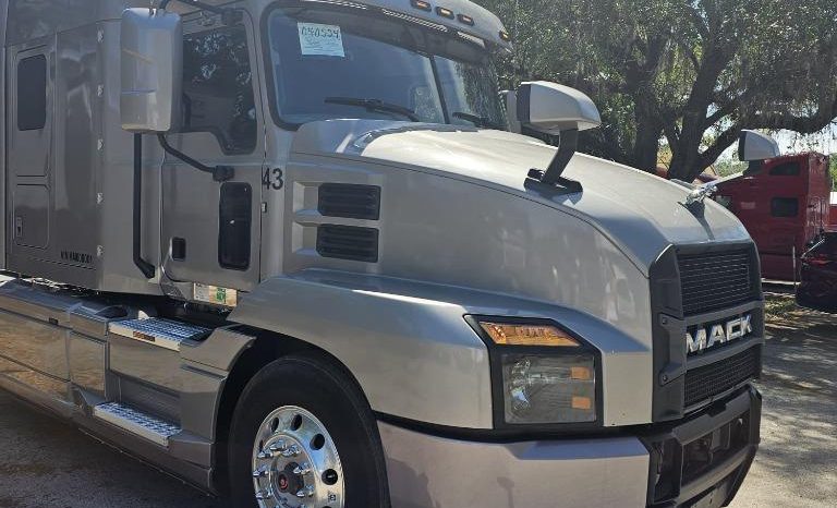 
								Used 2019 Mack ANTHEM Sleeper in Orlando Florida full									