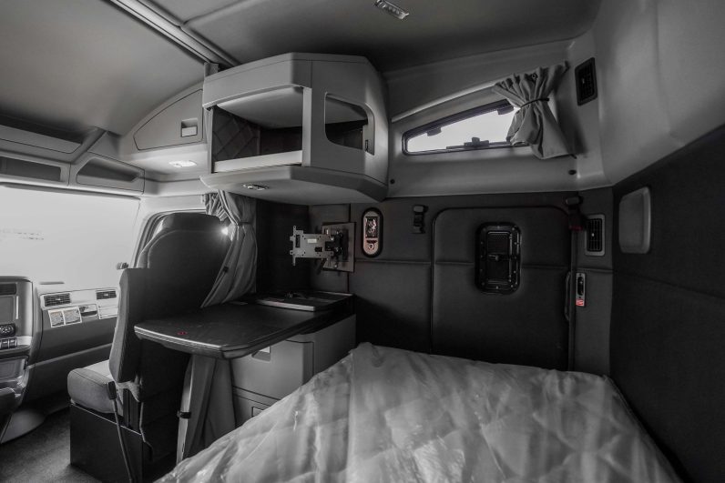 
								New 2025 Kenworth T680 Sleeper in Tolleson Arizona full									