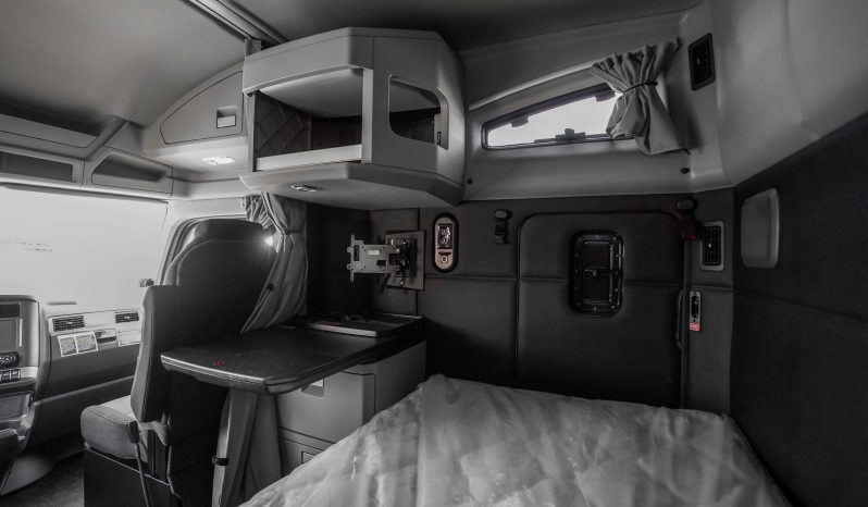 
								New 2025 Kenworth T680 Sleeper in Tolleson Arizona full									