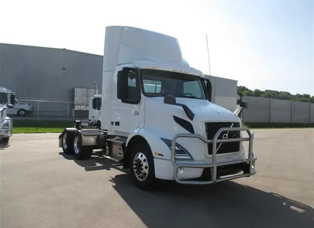 
								Used 2022 Volvo VNR 300 Day Cab in Fresno California full									