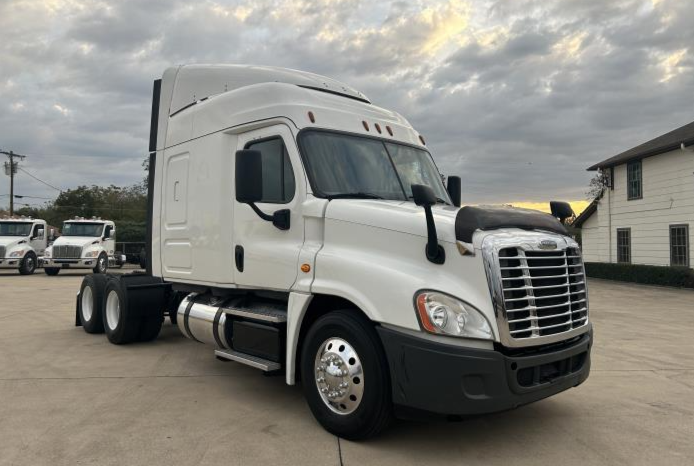 
								Used 2018 Freightliner Cascadia Sleeper in Irving Texas full									