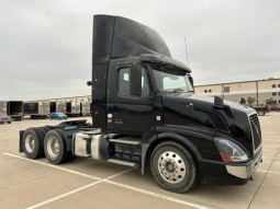 Used 2013 Volvo VNL64T780 Day Cab in Arcadia Wisconsin