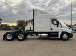 Used 2018 Freightliner Cascadia Sleeper in Irving Texas